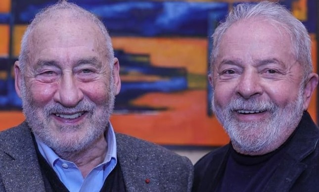 Joseph Stiglitz e Lula em Bruxelas, em novembro