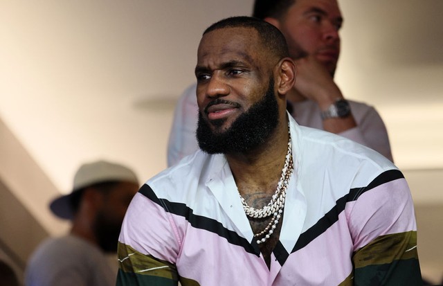 INGLEWOOD, CALIFORNIA - FEBRUARY 13: NBA player LeBron James attends Super Bowl LVI between the Los Angeles Rams and the Cincinnati Bengals at SoFi Stadium on February 13, 2022 in Inglewood, California. (Photo by Andy Lyons/Getty Images) (Foto: Getty Images)