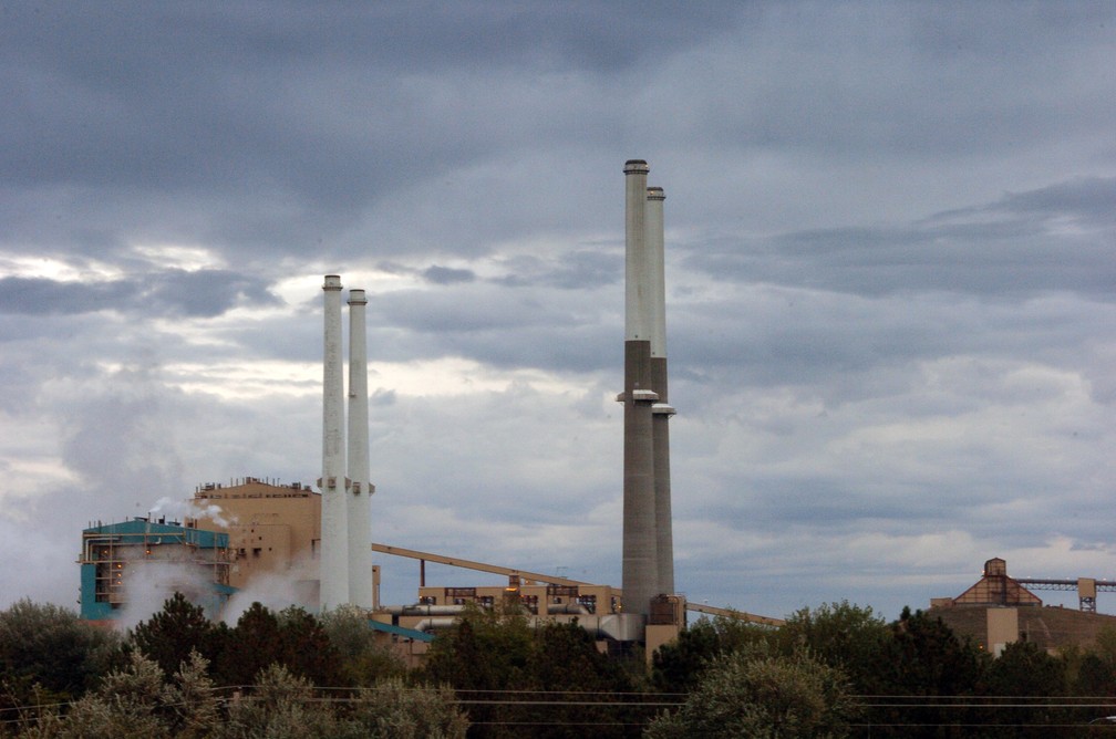 Imagem mostra usina termelÃ©trica movida a carvÃ£o na regiÃ£o de Montana, nos Estados Unidos. (Foto: AP )