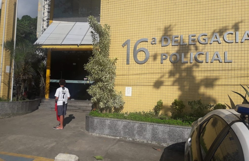 Garoto de 11 anos espera saída de Bruno Henrique na porta da delegacia — Foto: Gabriel Barreira/ G1 