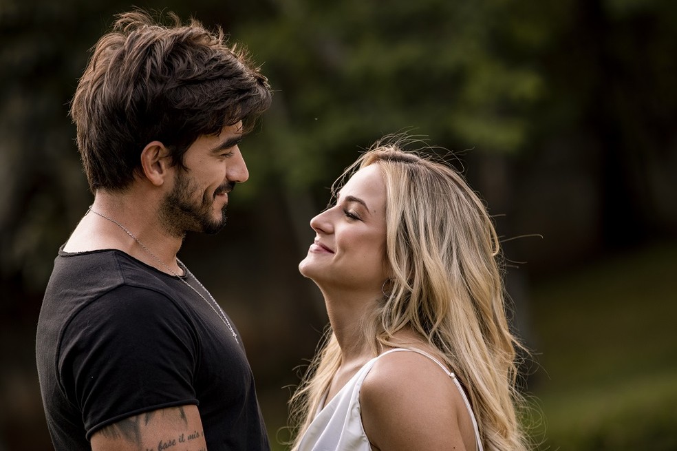 Beijo na chuva: Gabi Martins e Gui Napolitano gravam o videoclipe 'Covardia' — Foto: Fabrizio Toniolo/Divulgação