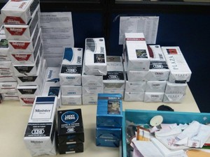 Mais de 40 pacotes de cigarro foram furtados (Foto: PM / Divulgação)
