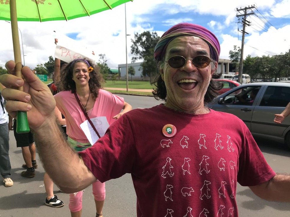 O ator e palhaço Zé Regino, do grupo Celeiro das Antas, durante protesto no DF para pedir a manutenção e garantia do Fundo de Apoio à Cultura (FAC) — Foto: Luiza Garonce/G1