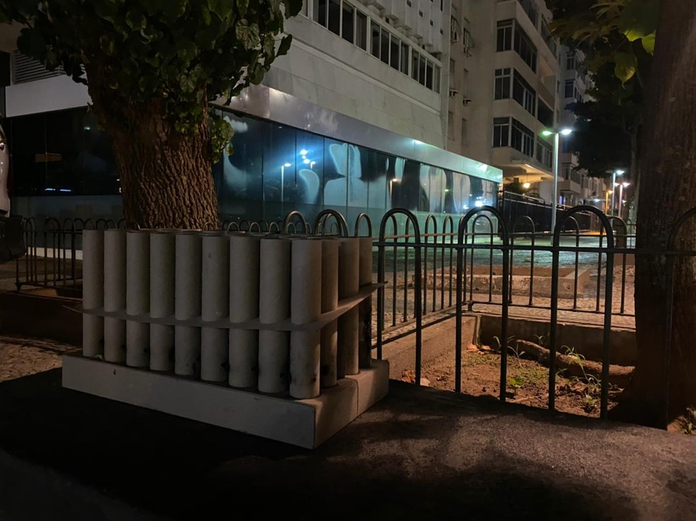 Foguetes foram soltos em frente ao hotel do Inter por volta das 3h da madrugada — Foto: Eduardo Deconto