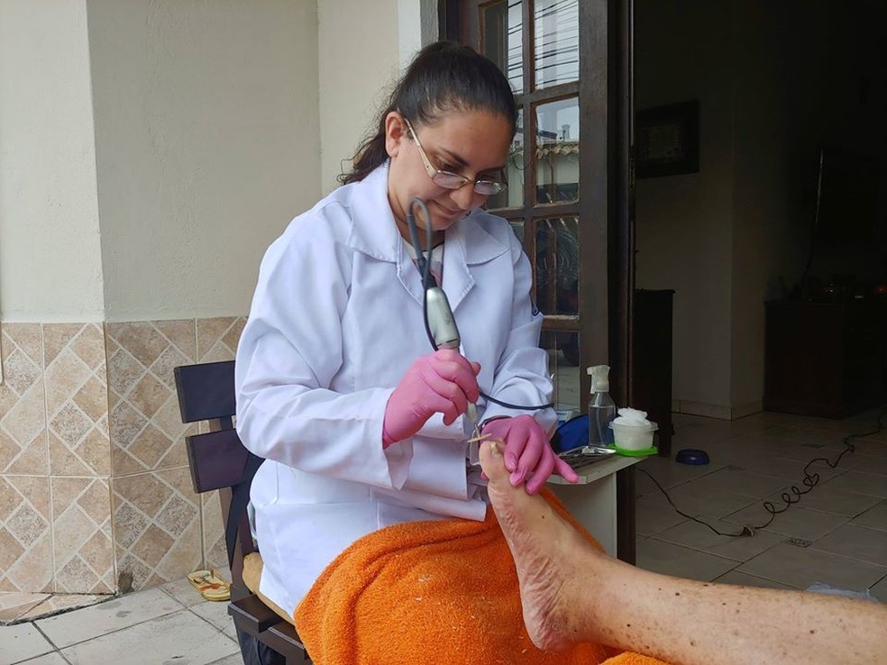 Pod&oacute;loga passou a gravar tratamentos em unhas encravadas e ganhou milhares de seguidores e inscritos &mdash; Foto: Reprodu&ccedil;&atilde;o/Facebook