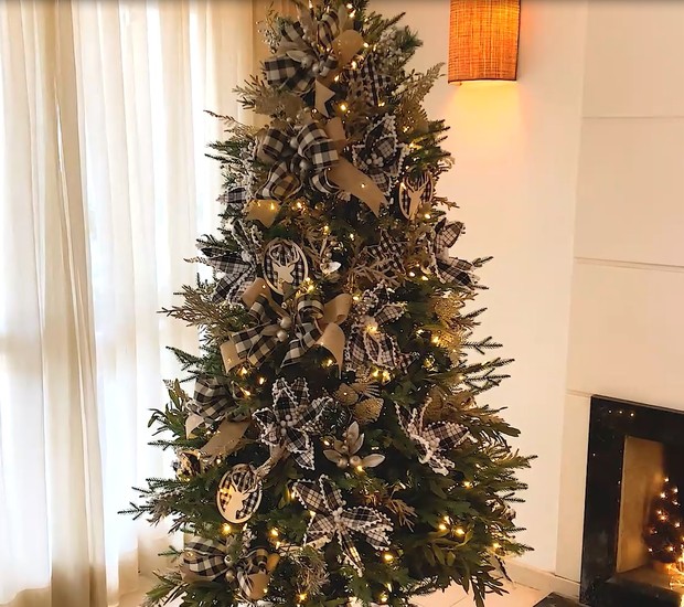 Aprenda a decorar uma árvore de Natal com enfeites preto e branco (Foto: Casa e Jardim / Reprodução)