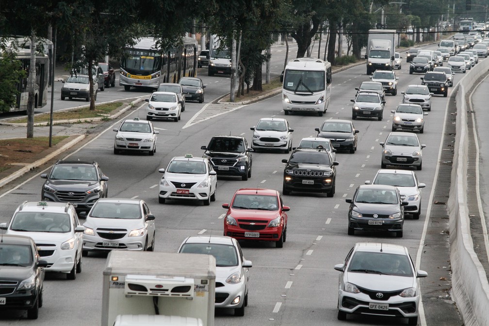 Trânsito de veículos na Avenida Prestes Maia, na região central de São Paulo, na manhã desta quarta-feira (10). O comércio de rua na cidade de São Paulo volta a ter o funcionamento liberado a partir desta quarta-feira, 10, após mais de dois meses de restrições para evitar a propagação do novo coronavírus — Foto: Fábio Vieira/Fotorua/Estadão Conteúdo