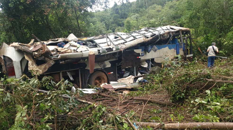 Ônibus cai em ribanceira e deixa 10 mortos e outros 21 feridos, em Sapopema — Foto: Mônica Dau/RPC