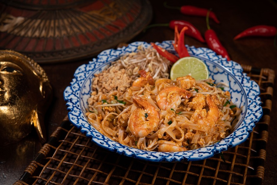 Receita de Pad Thai Goong leva camarões, mas o macarrão frito pode ser preparado com diversas proteínas