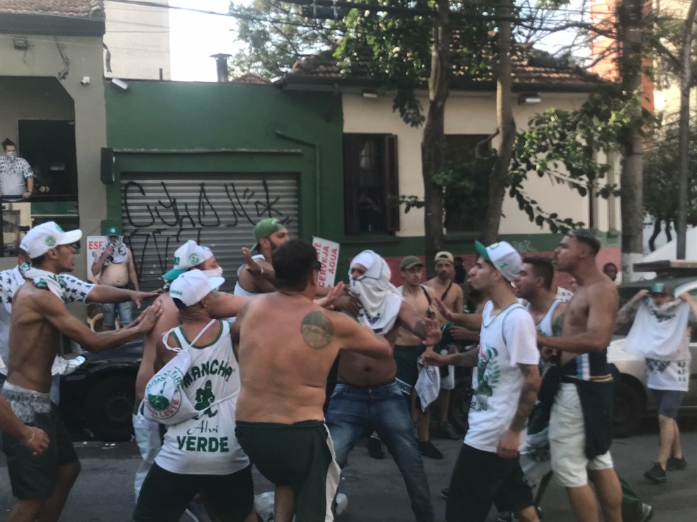 Briga de torcedores do Palmeiras perto do Allianz Parque &mdash; Foto: ge.globo
