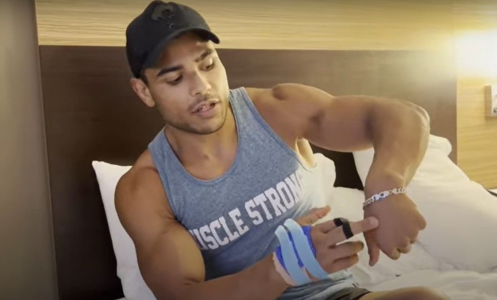 Paulo Borrachinha disse em vídeo que fraturou a mão e precisou passar por cirurgia — Foto: Reprodução