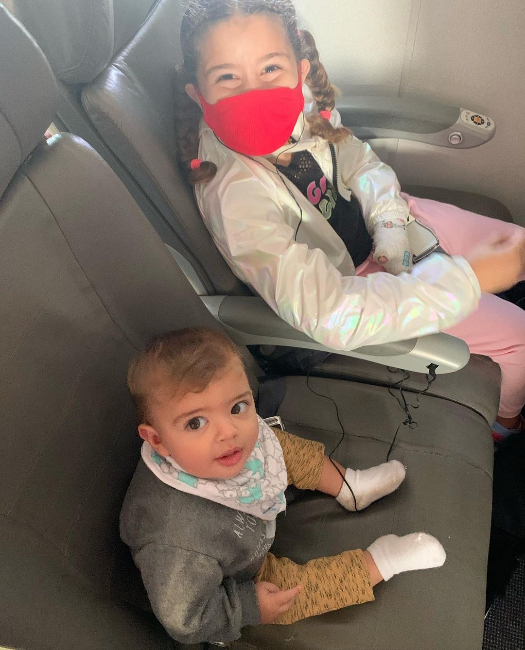 Os filhos de Debby Lagranha posam no avião (Foto: Reprodução Instagram)