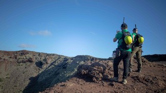Astronautas fazem treinamento no topo de vulcão nas Ilhas Canárias — Foto: DESIREE MARTIN / AFP