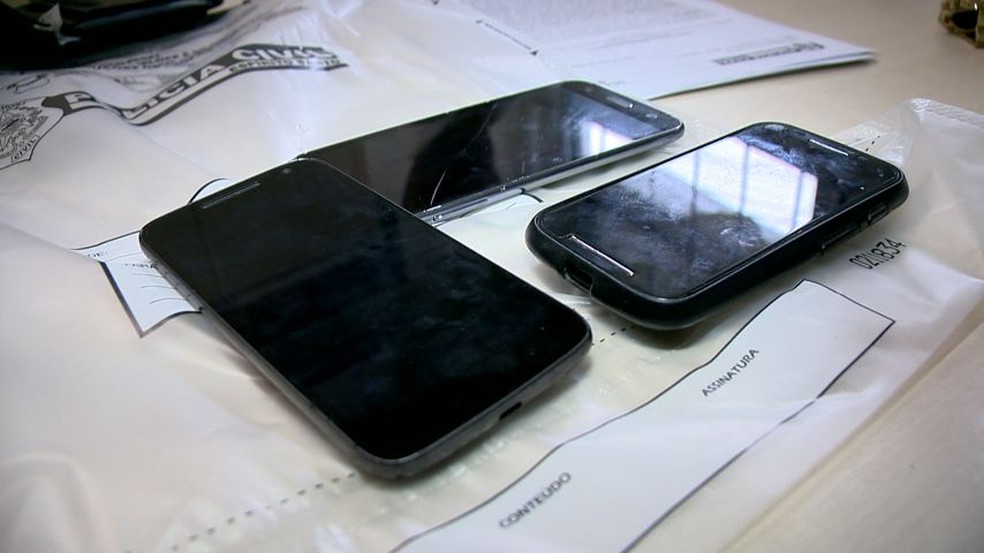 Celulares roubados de pedestres em Vila Velha (Foto: Luciney Araújo/ TV Gazeta)