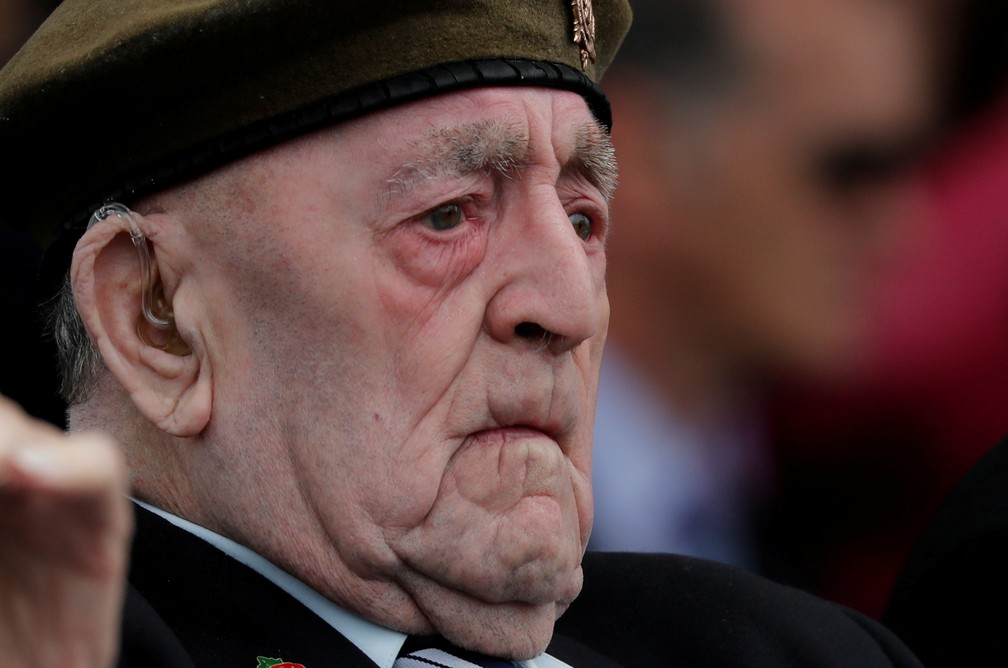 Veterano da Segunda Guerra assiste a homenagens pelos 75 anos do "Dia D" nesta quarta-feira (5) em Portsmouth, Inglaterra. — Foto: Carlos Barria/Reuters