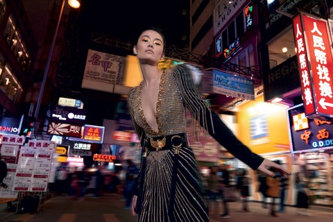 A Lança Perfume foi para Hong Kong para fotografar a sua campanha de inverno 2017, que tem Tong Zhang como protagnista. A fotografia é de Tavinho Costa, com beleza de Jaime Smith e styling de Henrique Farias