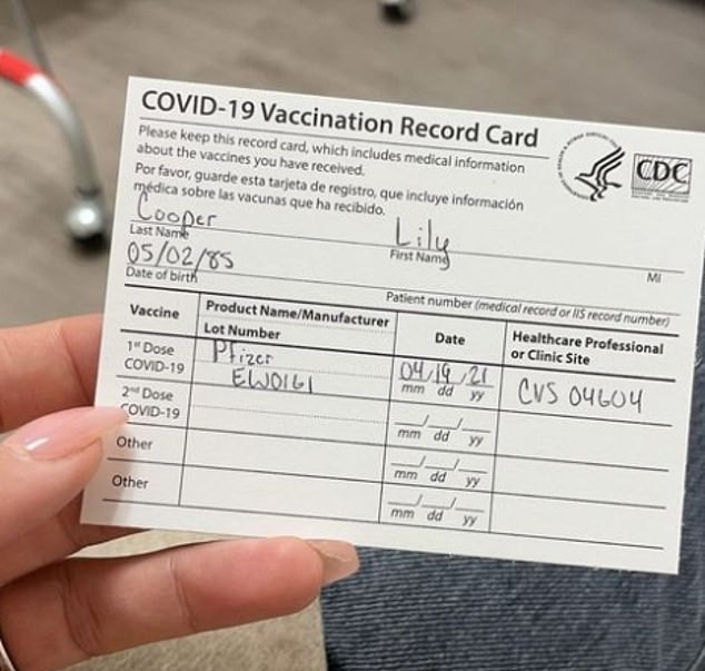 Lily Allen mostrou comprovante de vacinação no Instagram (Foto: Reprodução / Instagram)