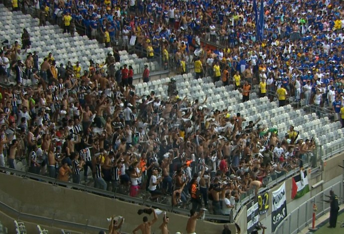 Torcida do Atético-MG solta bombas em campo após o segundo gol do Galo (Foto: Reprodução/TV Globo Minas)