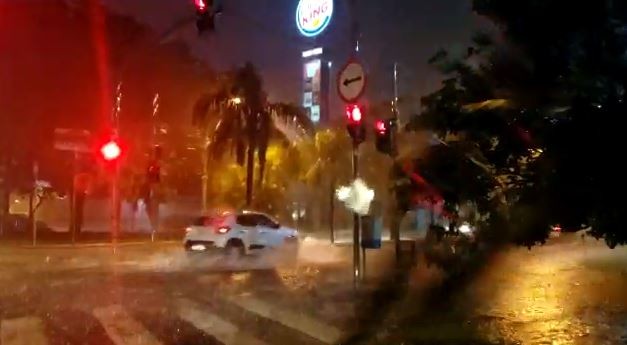 Chuva afeta lojas de shopping, provoca quedas de árvores e alaga casas em Campinas