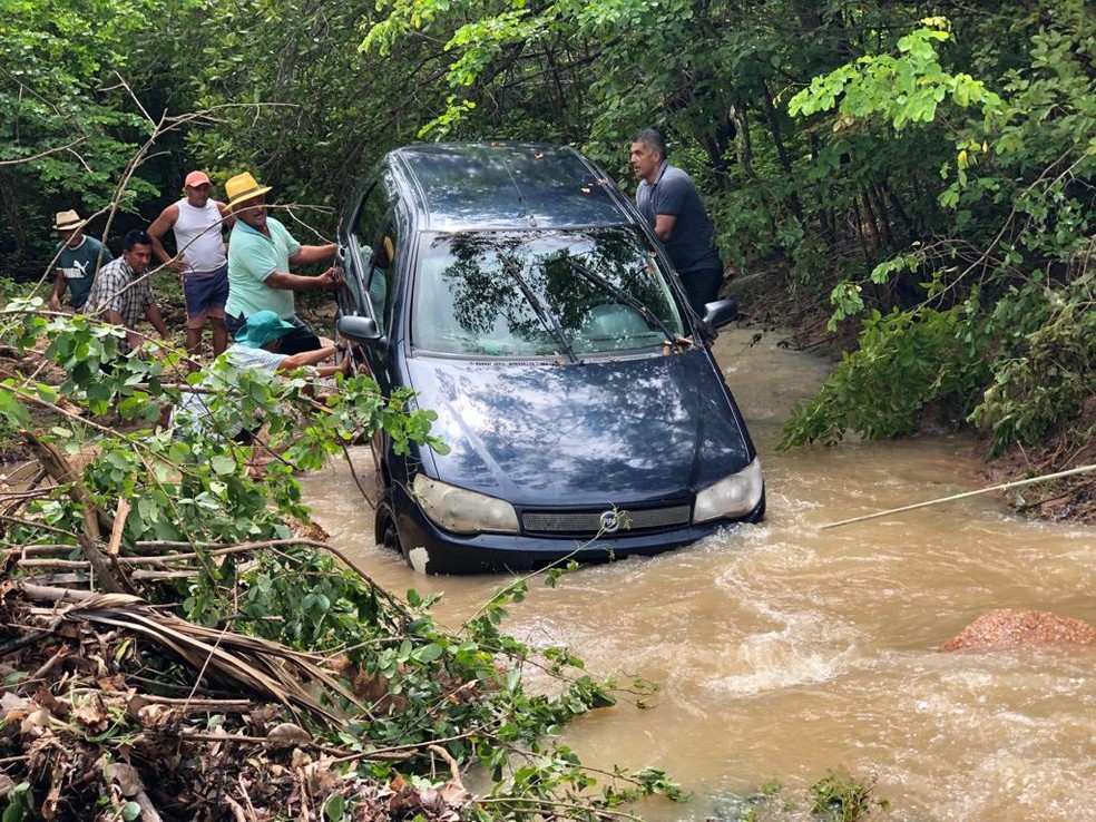 Carro foi retirado do rio, na zona rural de Reriutaba, na manhã desta segunda (1º) — Foto: Foto: Maristela Gláucia