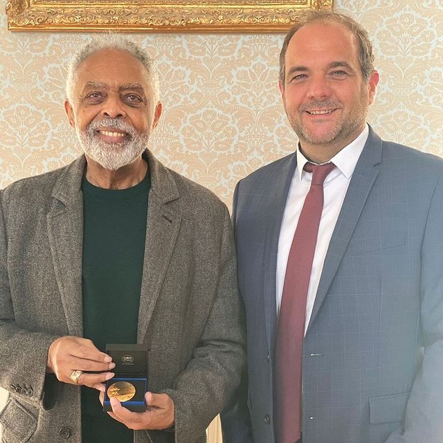 Gilberto Gil com o vice-prefeito e secretário de cultura de Nancy, Bertrand Masson (Foto: Reprodução / Instagram)