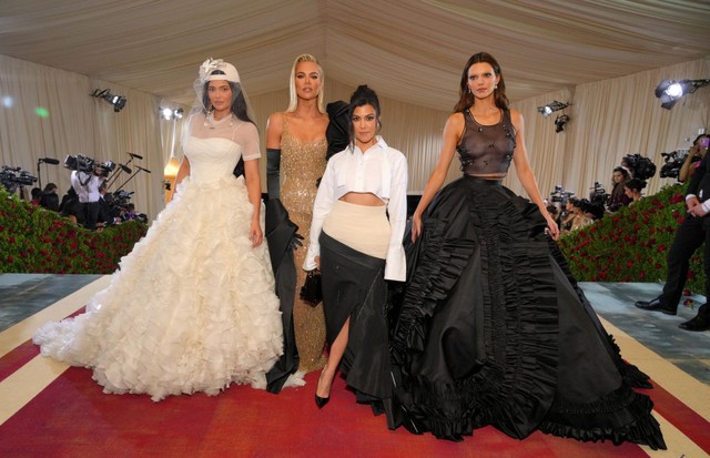 NEW YORK, NEW YORK - MAY 02: (Exclusive Coverage)  (Editor's Note: Image contains nudity) (L-R) Kylie Jenner, Khloé Kardashian, Kourtney Kardashian, and Kendall Jenner arrive at The 2022 Met Gala Celebrating "In America: An Anthology of Fashion" at The Me (Foto: Getty Images for The Met Museum/)