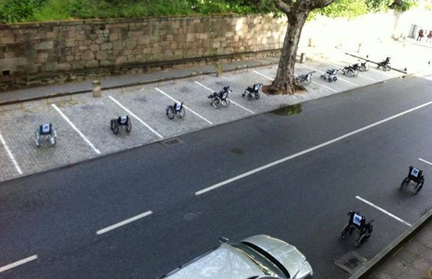Protesto de cadeirantes feito em Lisboa (Foto: Reprodução Facebook)