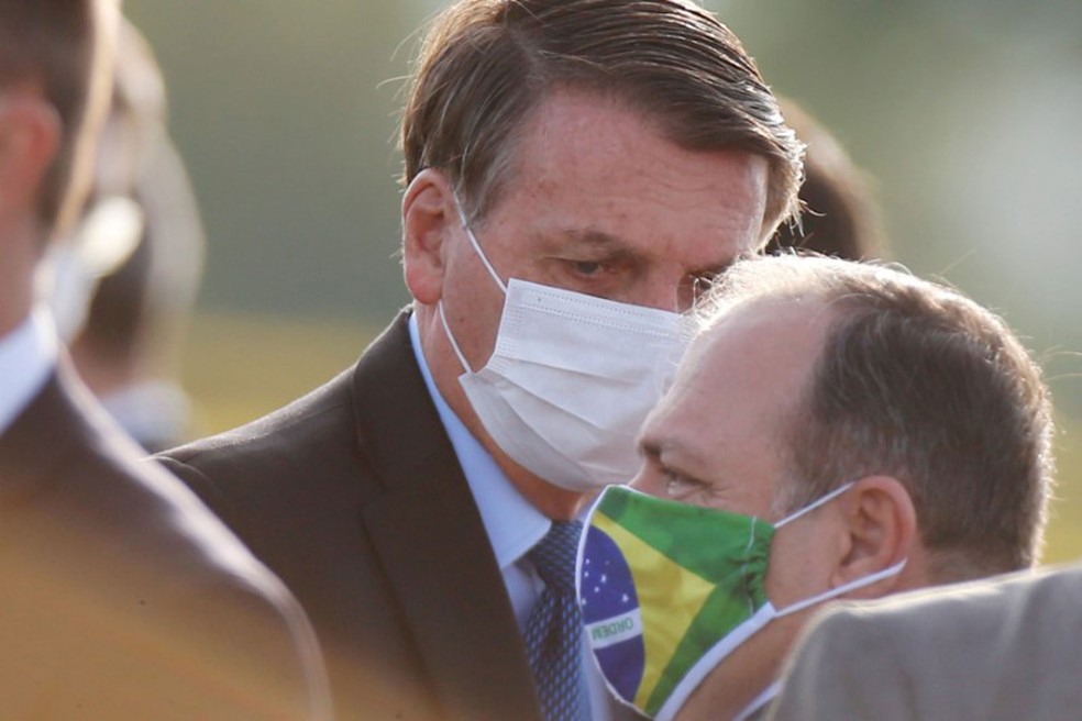 Presidente Jair Bolsonaro e ministro interino da Saúde, Eduardo Pazuello em foto de 9 de junho  — Foto: Adriano Machado/ Reuters