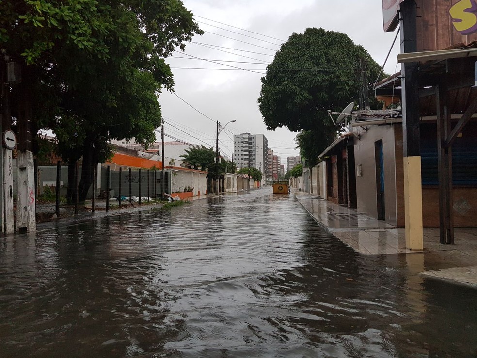 Rua Augusto Cardoso, na Jatiúca, foi tomada por água nesta segunda (Foto: Cau Rodrigues/G1)