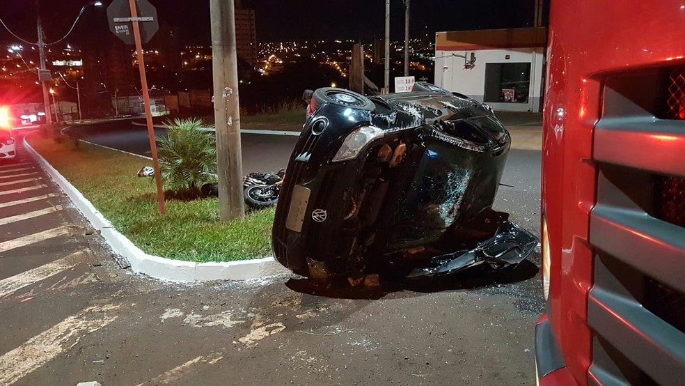 Após o capotamento, motorista de 19 anos foi arremessado para fora do carro e não resistiu aos ferimentos — Foto: Luizinho Andretto/Divulgação