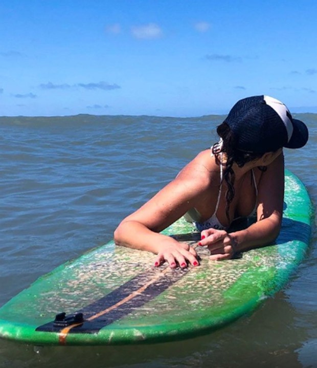 Paula Fernandes em sua primeira aula de surfe (Foto: Reprodução/Instagram)