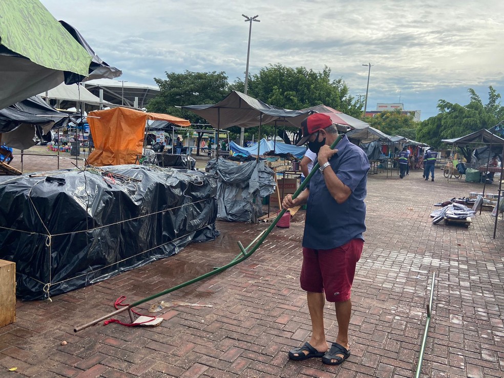 O feirante Joaquim Pereira, que comercializa produtos de couro, tentou recuperar a barraca destruída pela chuva. — Foto: Biana Alencar/ SVM