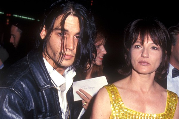 Duas décadas atrás, Johnny Depp estava namorando com a atriz Ellen Barkin, nove anos mais velha. Naquela época, Barkin estava bombando no circuito internacional, sendo indicada (e, eventualmente, vencendo) prêmios por filmes como 'Na Pele de uma Loira' (1 (Foto: Getty Images)