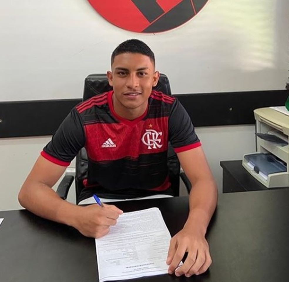Francisco Dyogo assina primeiro contrato profissional com o Flamengo — Foto: Reprodução Instagram