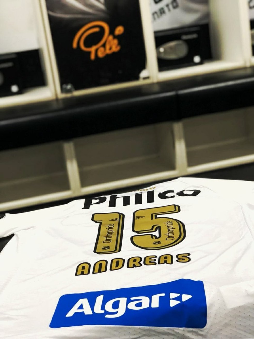 Santos envia camisa para Andreas Pereira, do Manchester United; ele &Atilde;&copy; santista fan&Atilde;&iexcl;tico (Foto: Reprodu&Atilde;&sect;&Atilde;&pound;o/Twitter)