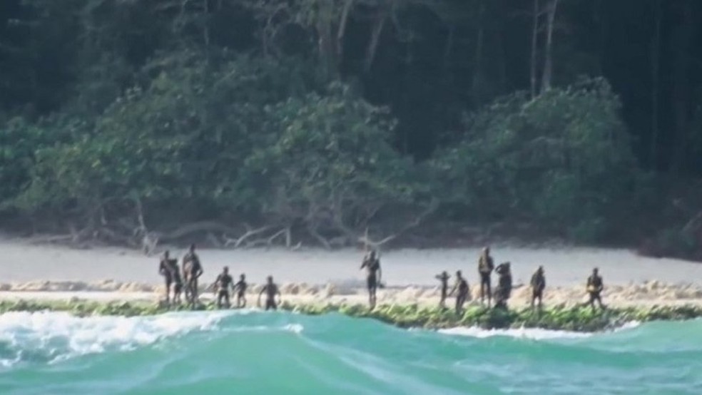 Acredita-se que entre 50 e 150 aborígenes habitem a ilha — Foto: SURVIVAL INTERNATIONAL