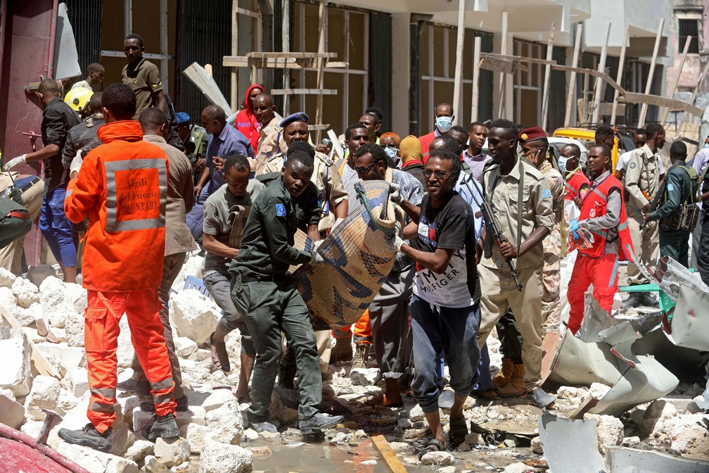ForÃ§as de seguranÃ§a da SomÃ¡lia e serviÃ§os de emergÃªncia retiram ferido do local onde carro-bomba explodiu em MogadÃ­scio, na SomÃ¡lia, nesta segunda-feira (4)  â€” Foto: Feisal Omar/ Reuters