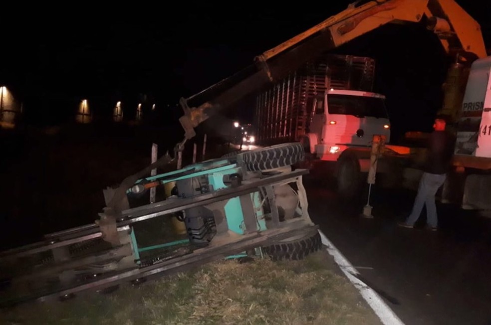 Assaltantes tentaram levar uma empilhadeira, mas o equipamento foi abandonado tombado às margens do Contorno Norte — Foto: Arquivo pessoal
