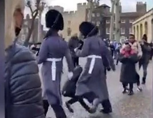Guardas atropelam criança durante marcha, em Londres (Foto: Reprodução/Daily Mail)