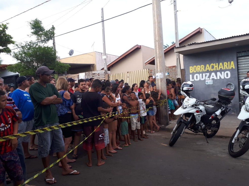 Local foi isolado para o trabalho da perícia e atraiu curiosos em Bauru — Foto: Ariane Flores / TV TEM 