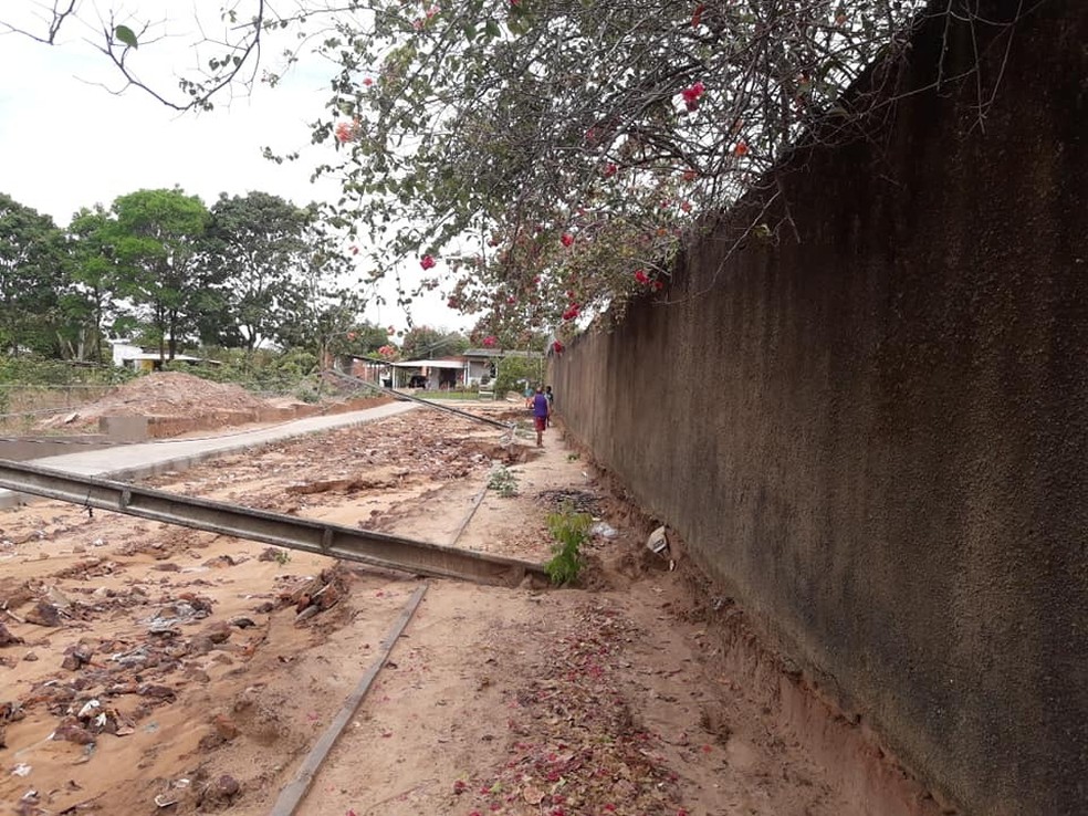 Postes caíram na rua Raimundo Ferreira, no bairro Maioba — Foto: Ana Marília 