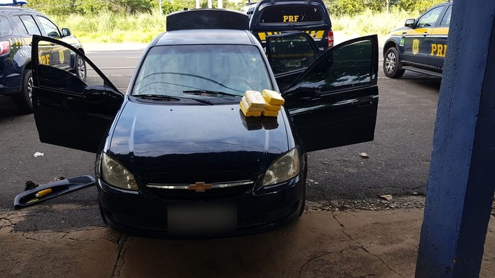 Cocaína foi apreendida em carro na cidade de Teresina — Foto: Divulgação/PRF