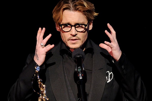 Johnny Depp estava em uma banda quando tinha 13 anos e perdeu sua virgindade para uma fã enquanto fazia um show com a banda. Precoce, não? (Foto: Getty Images)