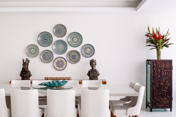Décor do dia: sala de jantar contemporânea tem tons de branco e memórias de viagens (Foto: Divulgação/Dhani Borges)