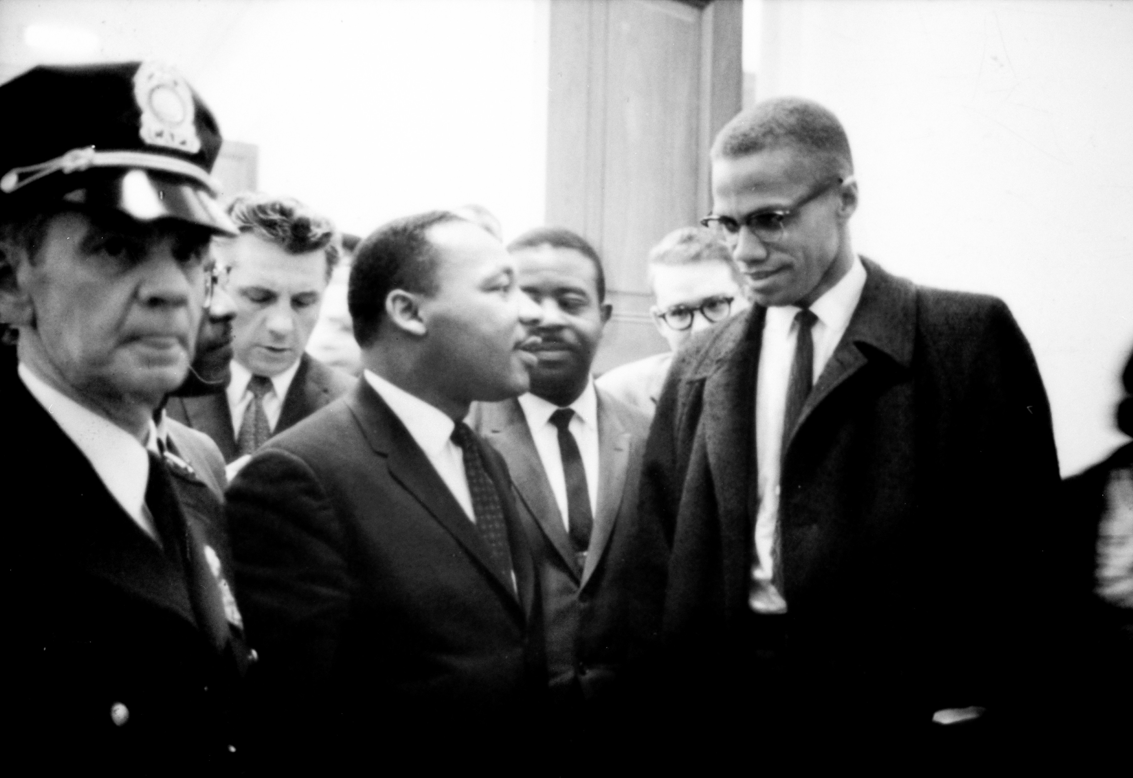 Martin Luther King Jr. e Malcolm X se encontram uma conferência de imprensa, aguardando um debate no Senado sobre a Lei dos Direitos Civis de 1964 (Foto: Wikimedia Commons)