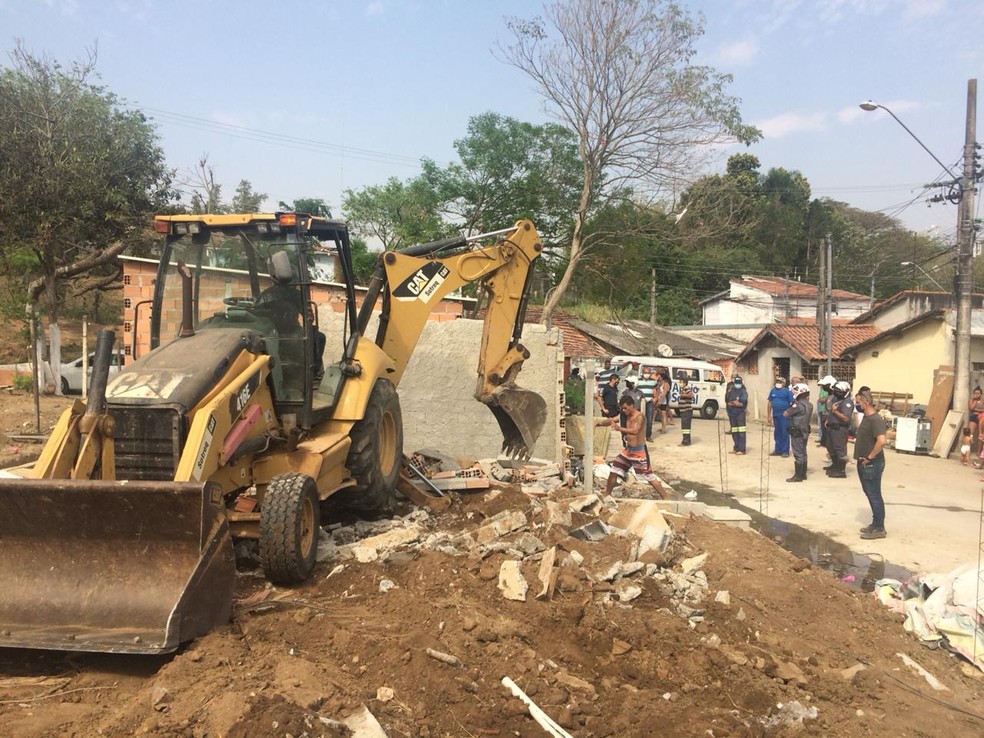 Operação da Prefeitura de São José demoliu casas em terreno na zona norte — Foto: Peterson Grecco/TV Vanguarda