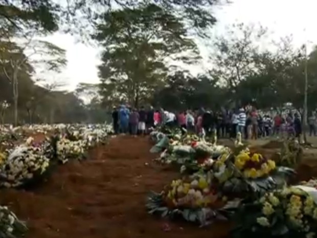 Menino de 11 anos morto por GCM é enterrado em SP (Foto: Reprodução/TV Globo)