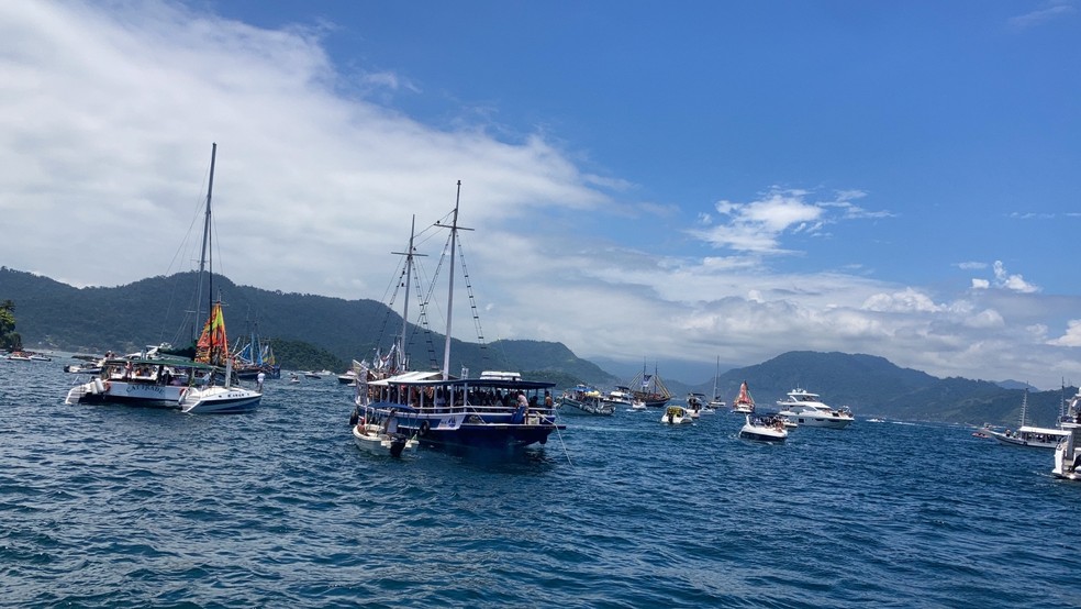 Angra dos Reis começa 2023 com procissão marítima — Foto: Maria Mariana/TV Rio Sul