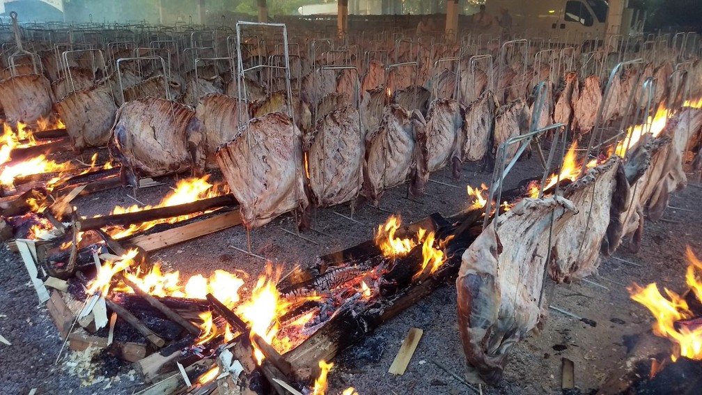 Cada costela tem cerca de 20 quilos (Foto: Cícero Bittencourt/RPC)