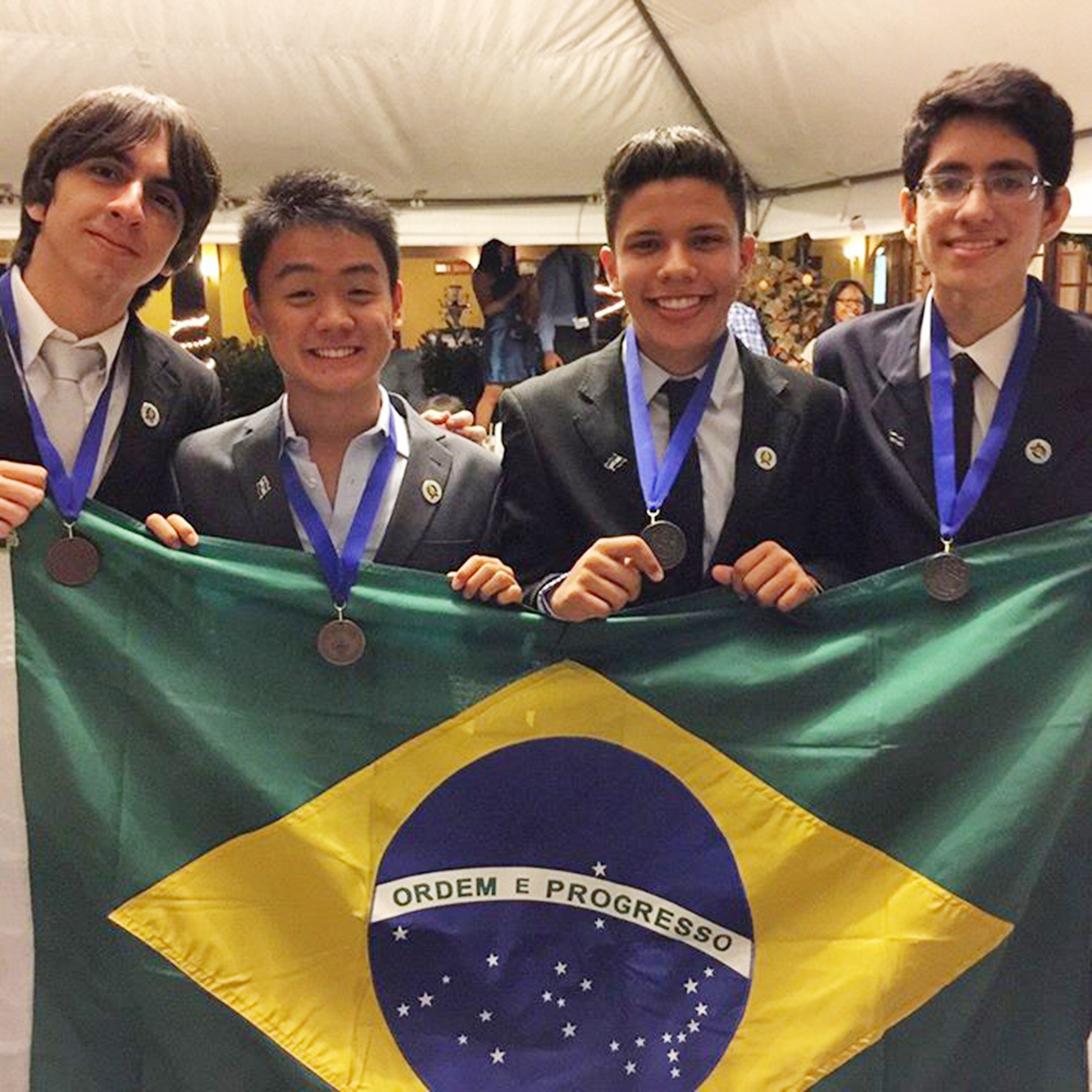 O estudantes representaram o Brasil e conquistaram quatro medalhas, duas de pratas e duas de bronze (Foto: Divulgação)
